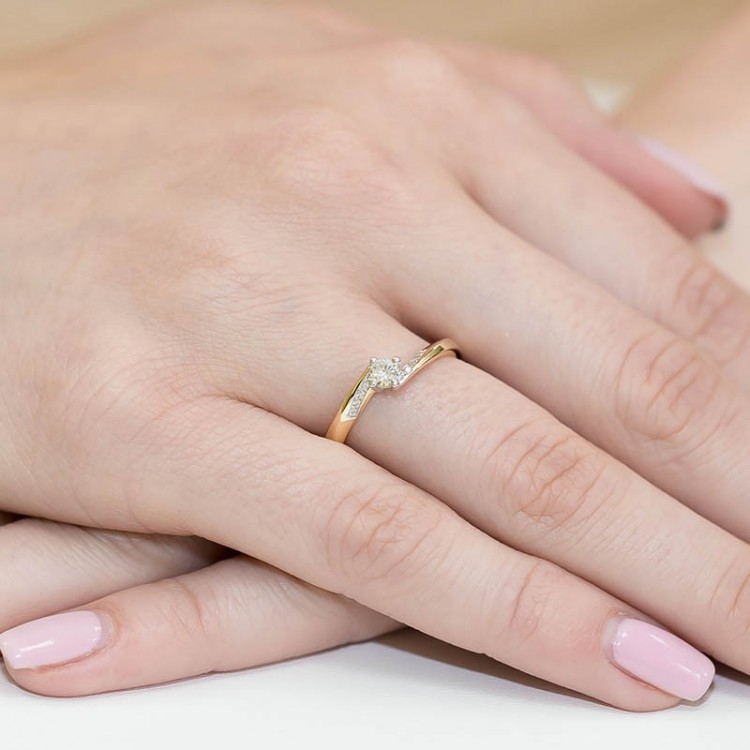 Pierścionek z żółtego złota z diamentami  - próba 585 0,19CT W-262A