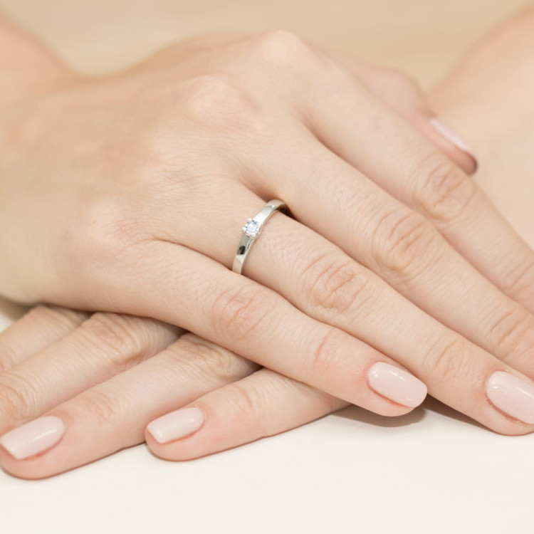 Pierścionek z białego złota z diamentem - próba 585 0,10CT W-225B