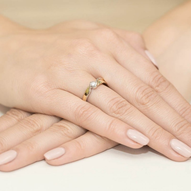 Pierścionek z białego złota z diamentem - próba 585 0,15CT W-278B