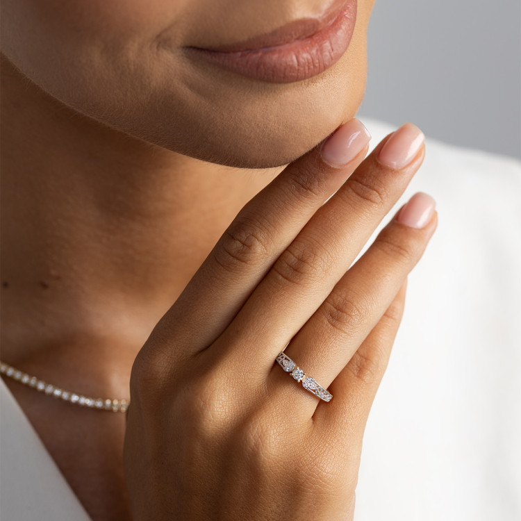 Pierścionek z białego złota z diamentami  - próba 585 0,13CT PV-066B
