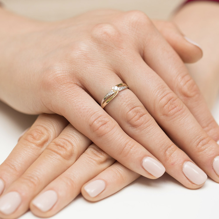Pierścionek z żółtego złota z diamentami  - próba 585 0,13CT W-415A