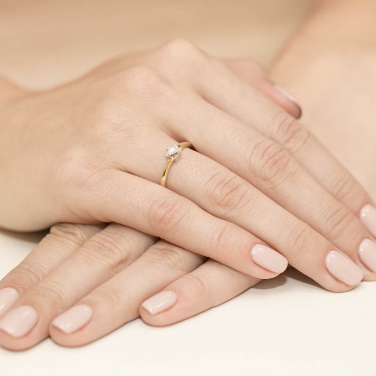 Pierścionek z żółtego złota z diamentem - próba 585 0,10CT W-318A
