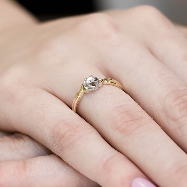 Pierścionek z żółtego złota z diamentem - próba 585 0,10CT W-329A