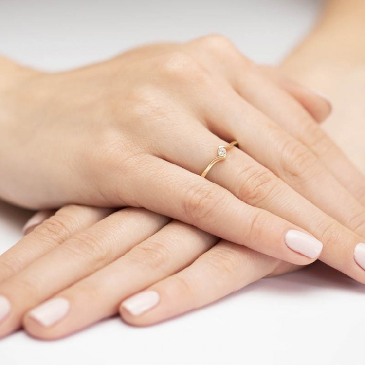 Pierścionek z żółtego złota z diamentem - próba 585 0,09CT W-332A