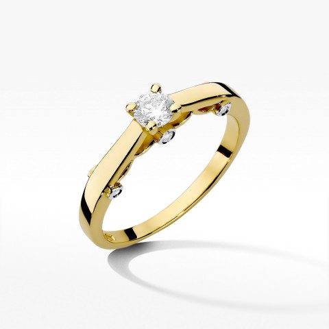 Złoty pierścionek z brylantami