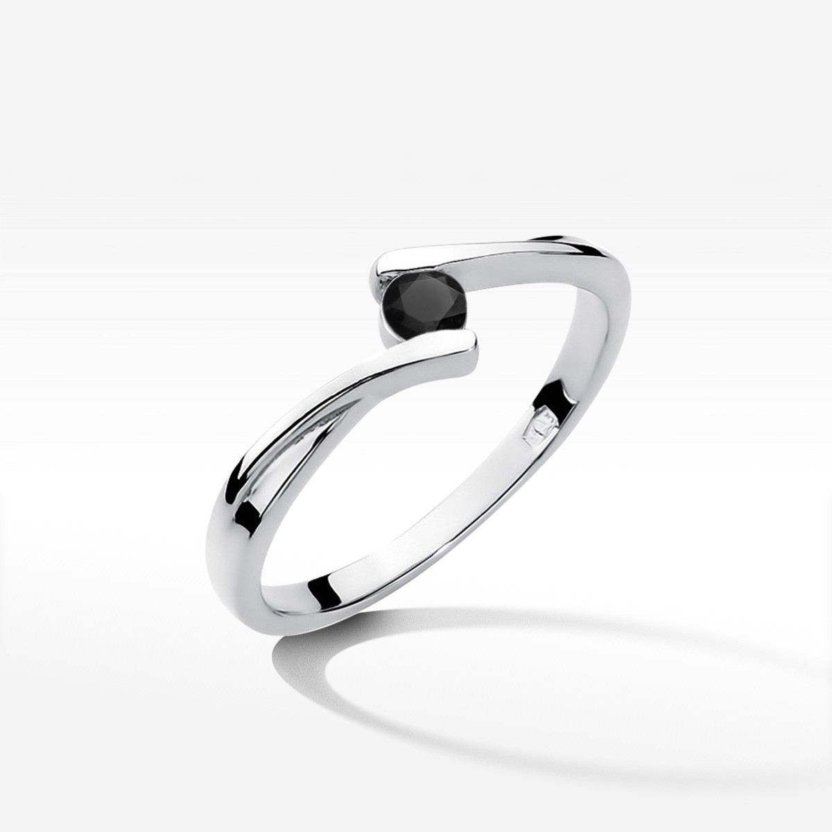 Pierścionek z białego złota z czarnym diamentem - próba 585 0,12CT w0180.B3.DIB.01