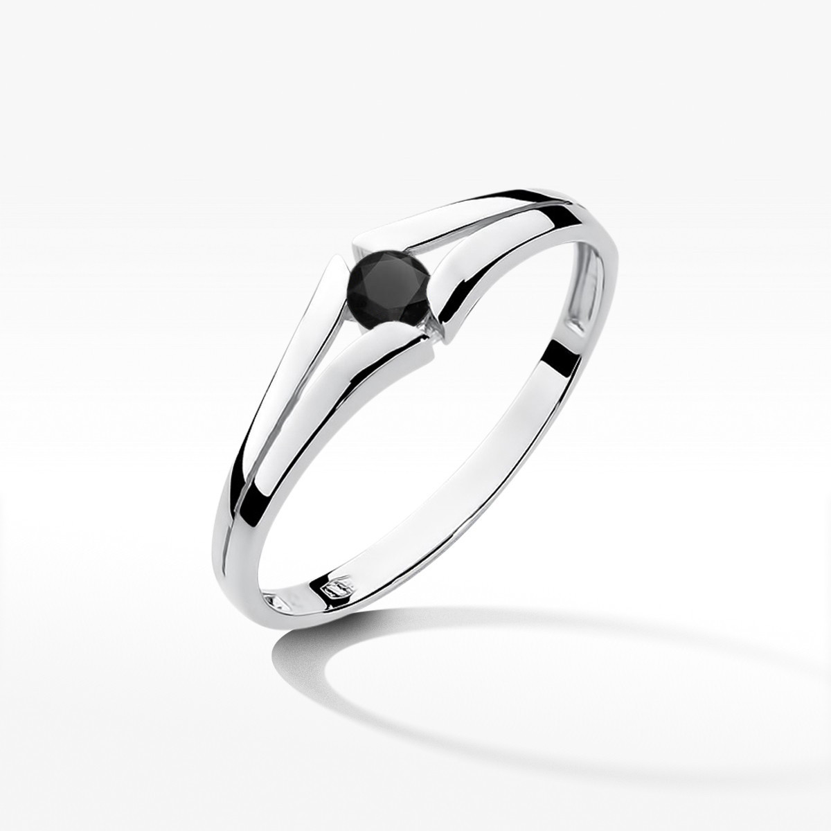 Pierścionek z białego złota z czarnym diamentem - próba 585 0,12CT w0207.B3.DIB.01