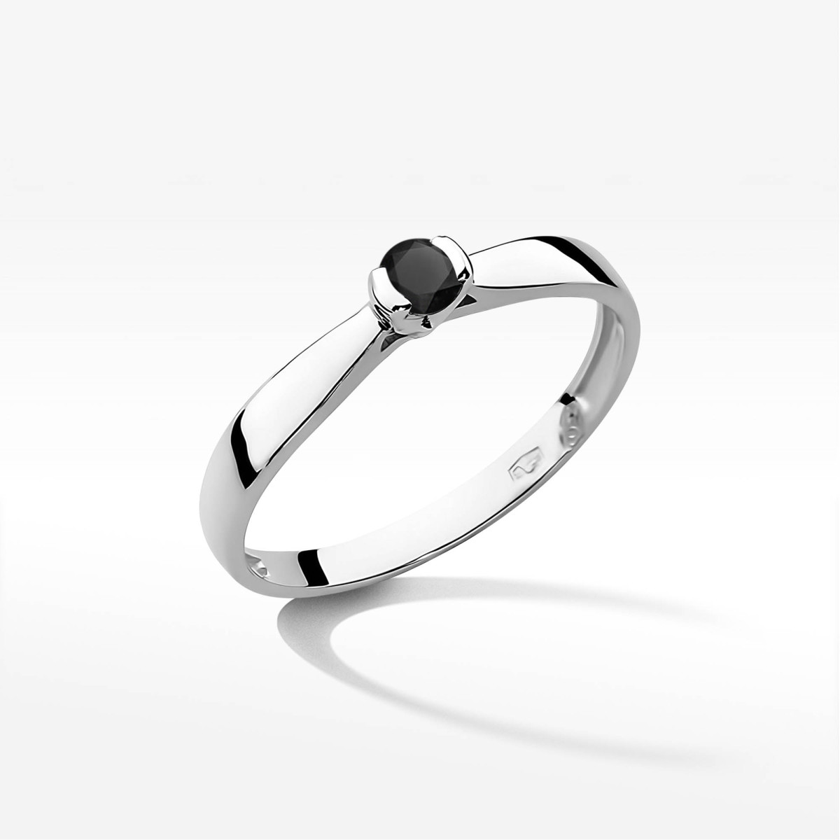 Pierścionek z białego złota z czarnym diamentem - próba 585 0,12CT w0223.B3.DIB.02