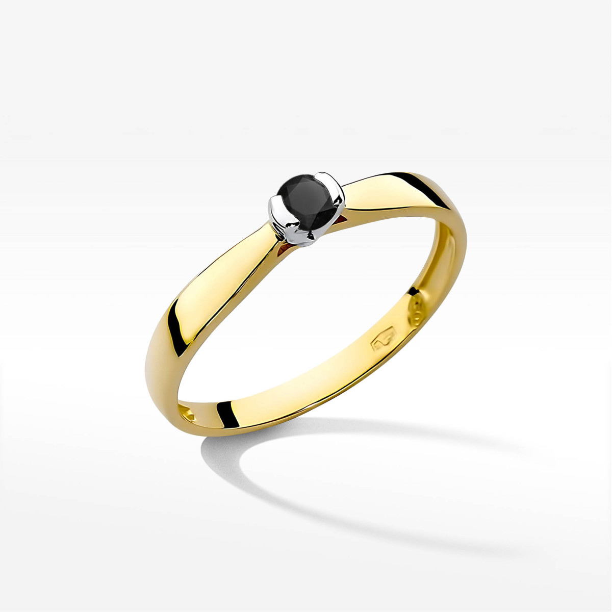 Pierścionek z żółtego złota z czarnym diamentem - próba 585 0,12CT w0223.Z3.DIB.02