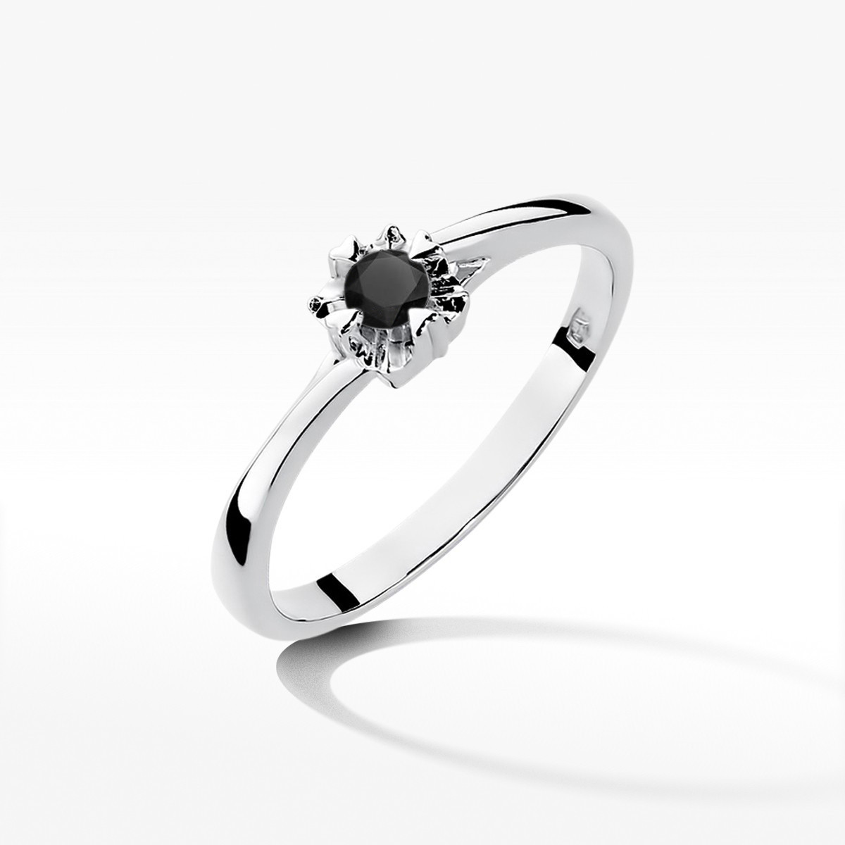 Pierścionek z białego złota z czarnym diamentem - próba 585 0,12CT w0318.B3.DIB.01