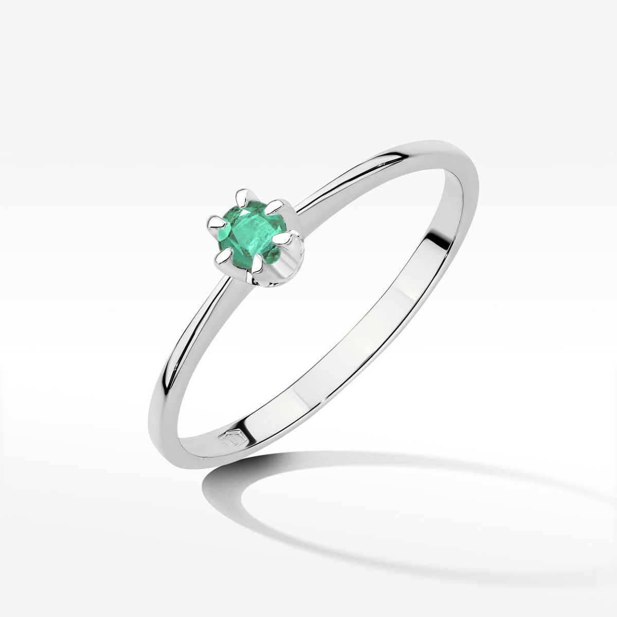 Pierścionek z białego złota ze szmaragdem - próba 585 0,15CT w0220.B3.EMG.02