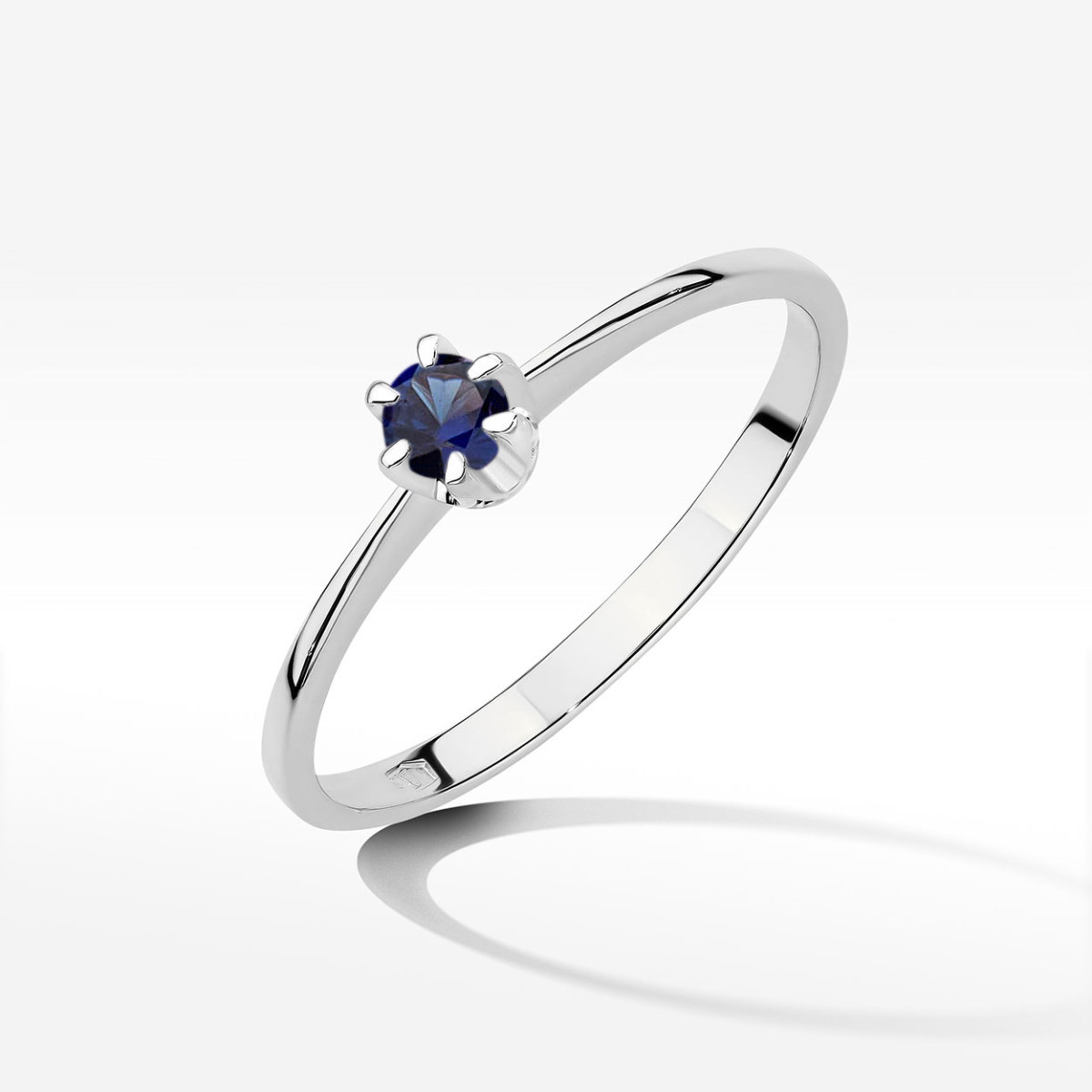Pierścionek z białego złota z szafirem - próba 585 0,15CT w0220.B3.SAB.02