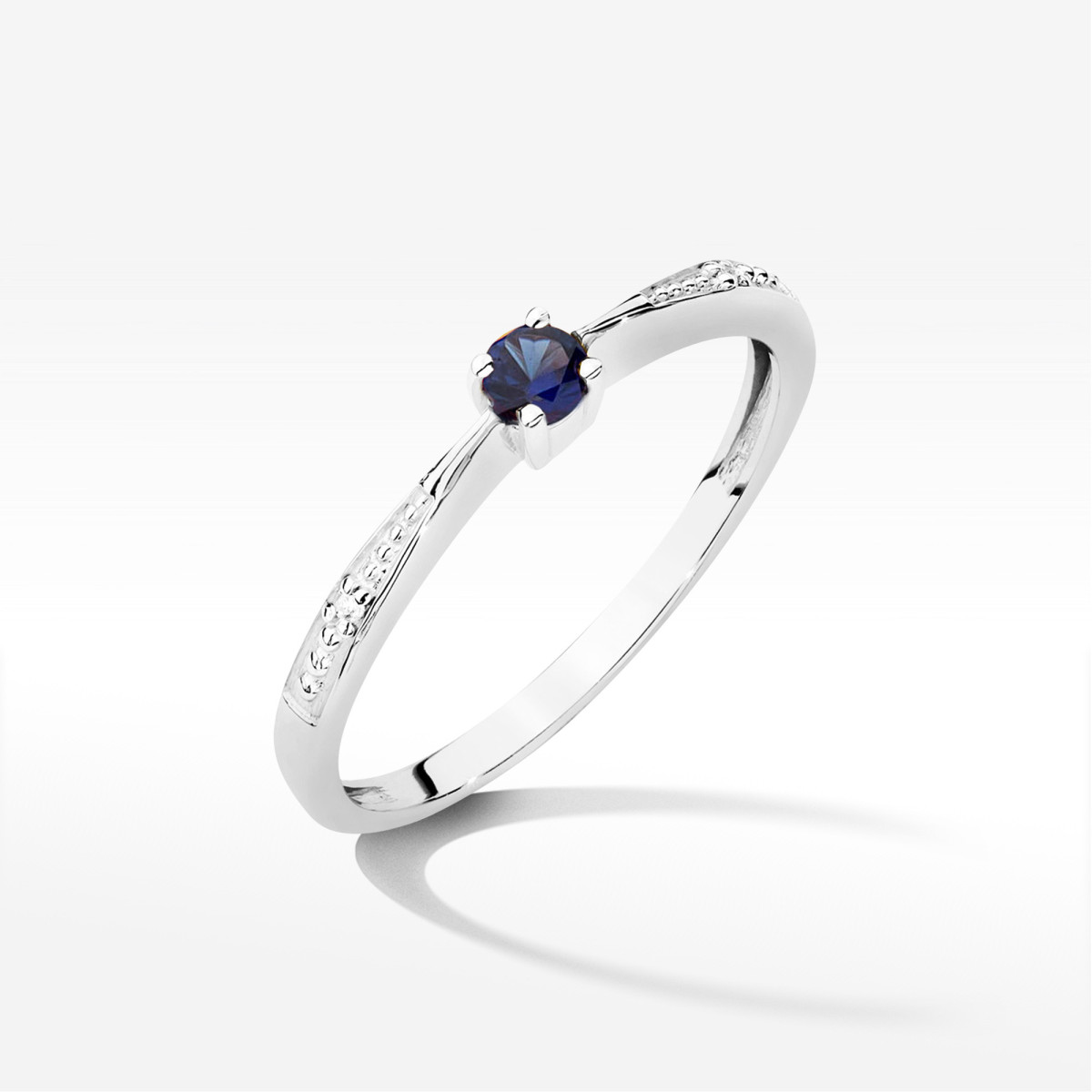 Pierścionek z białego złota z szafirem - próba 585 0,17CT PV-236.B3.SAB.01
