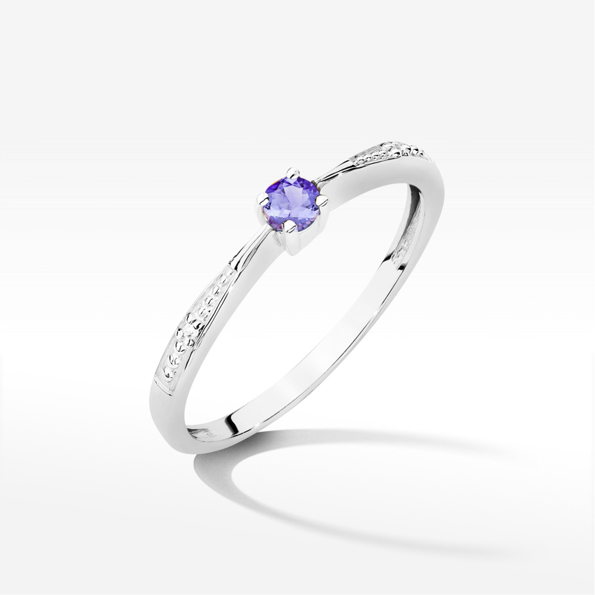 Pierścionek z białego złota z tanzanitem - próba 585 0,17CT PV-236.B3.TAP.01