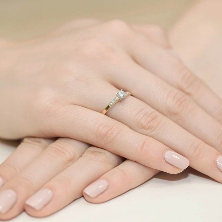 Pierścionek z białego złota z diamentami  - próba 585 0,21CT W-399B