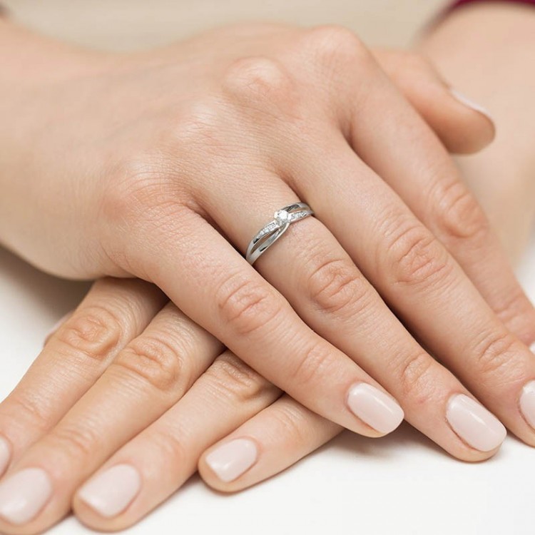 Pierścionek z białego złota z diamentami  - próba 585 0,13CT W-415B