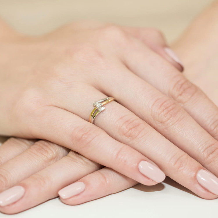 Pierścionek W0210 Diament 0,10ct żółte złoto