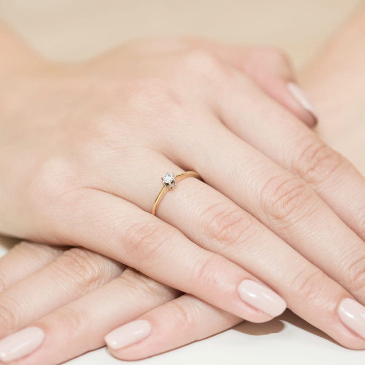 Pierścionek W0220 Diament 0,12ct żółte złoto