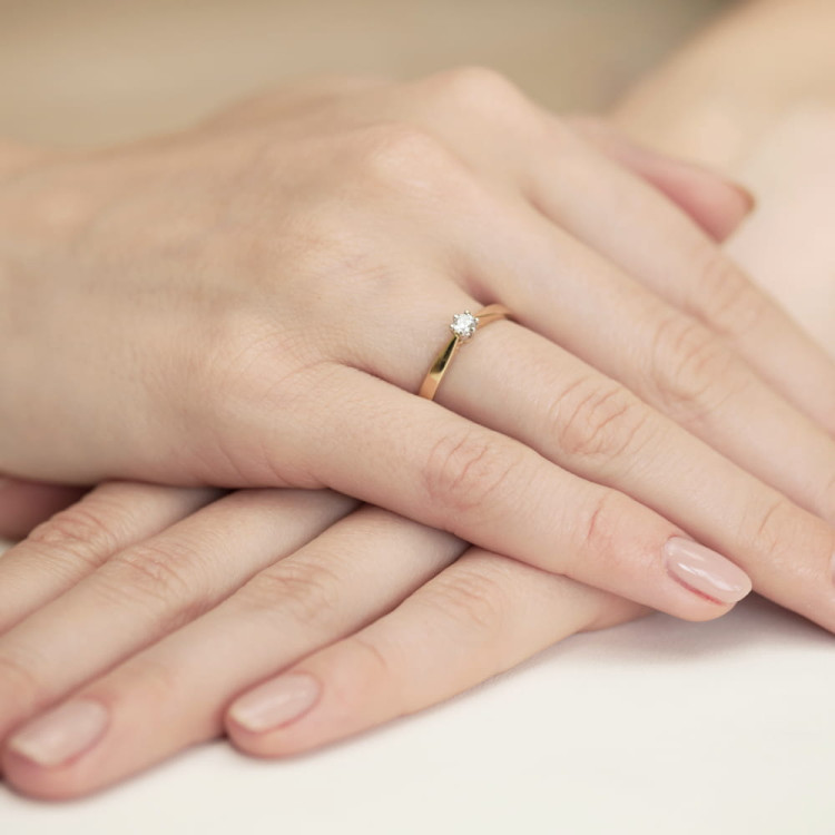 Pierścionek W0229 Diament 0,12ct żółte złoto