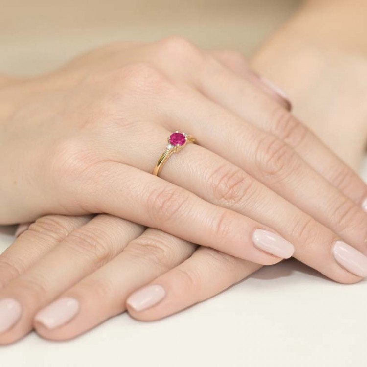 Pierścionek z żółtego złota z rubinem - próba 585 0,629CT PV-215AR