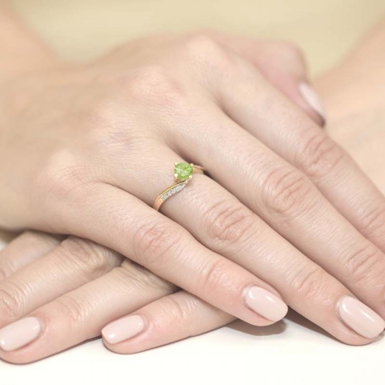 Pierścionek z białego złota z oliwinem - próba 585 0,65CT PV-212BO