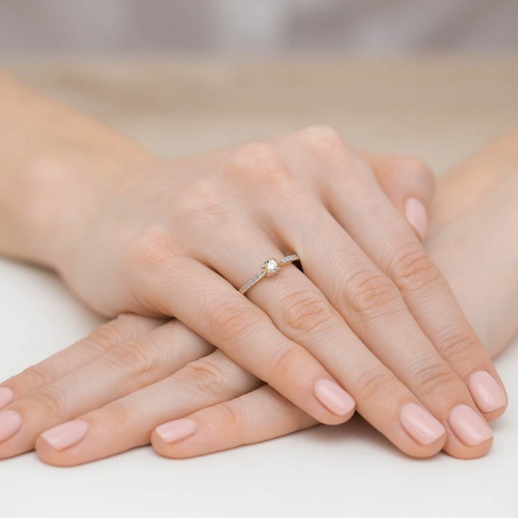 Pierścionek z żółtego złota z diamentami  - próba 585 0,15CT W-435A