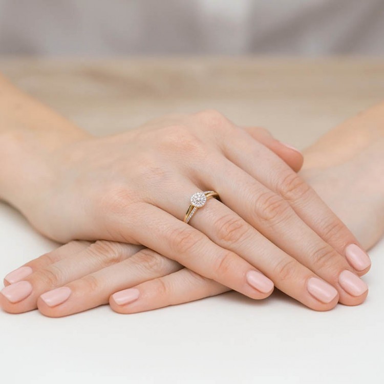 Pierścionek z żółtego złota z diamentami  - próba 585 0,18CT W-437A