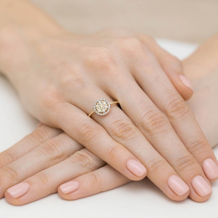 Złoty pierścionek z brązowymi brylantami