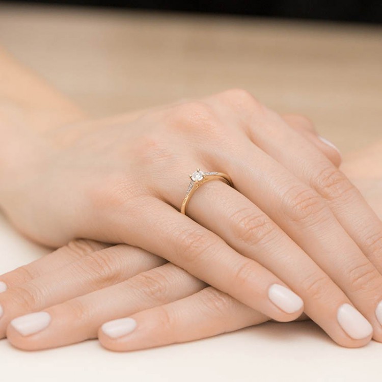 Pierścionek z żółtego złota z diamentami  - próba 585 0,11CT W-466A