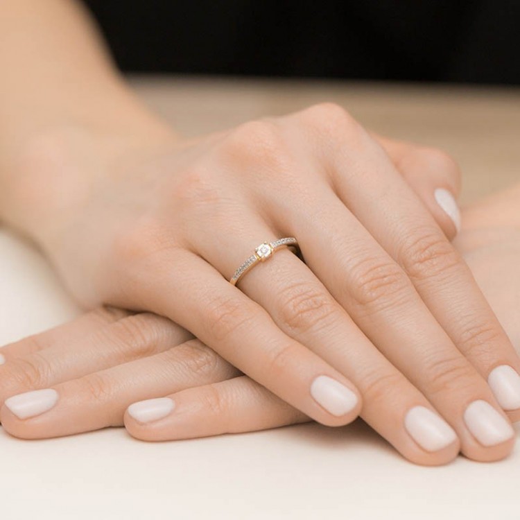 Pierścionek z białego złota z diamentami  - próba 585 0,07CT W-467B