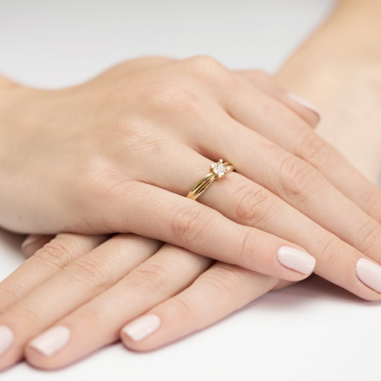 Pierścionek z żółtego złota z diamentem - próba 585 0,08CT PV-130A