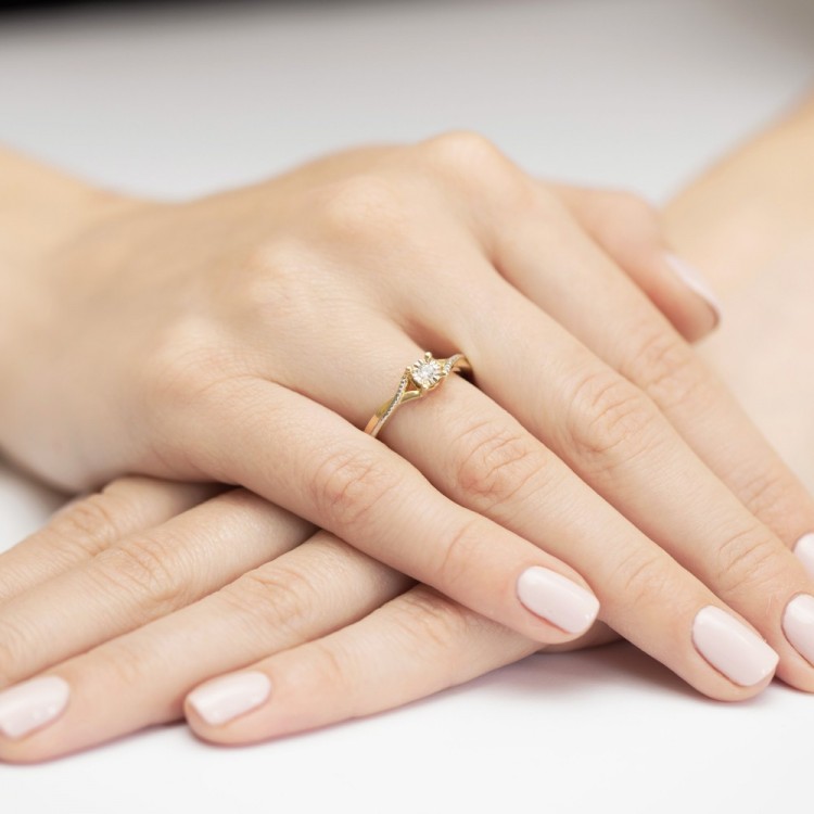 Pierścionek z różowego złota z diamentem - próba 585 0,08CT PV-131C
