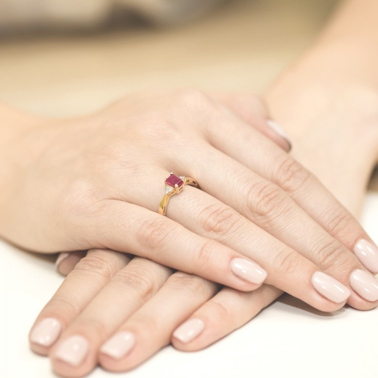 Pierścionek z żółtego złota z rubinem - próba 585 0,83CT PV-139AR