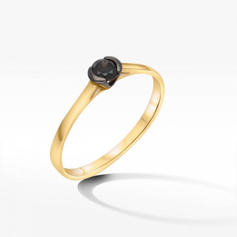 Delikatny pierścionek z czarną cyrkonią