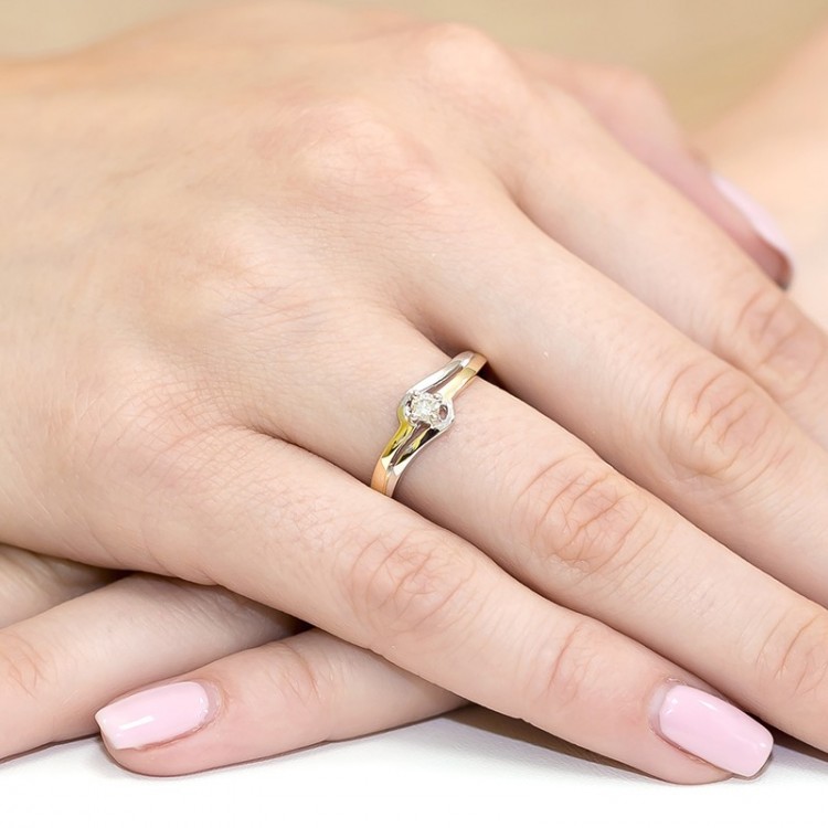 Wyjątkowy złoty pierścionek z brylantem