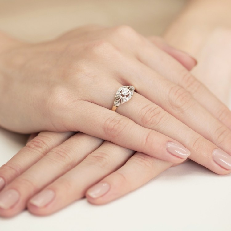Pierścionek z żółtego złota z diamentami  - próba 585 0,19CT PV-164A