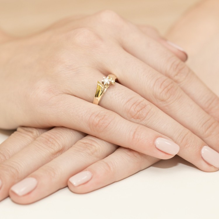 Wyśmienity złoty pierścionek z brylantem