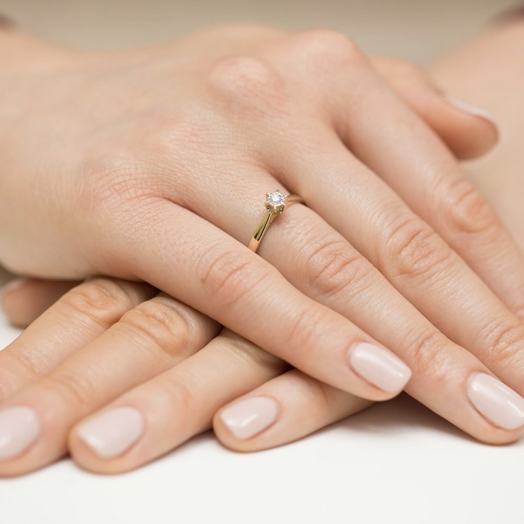 Pierścionek z żółtego złota z diamentem - próba 585 0,05CT PV-171A
