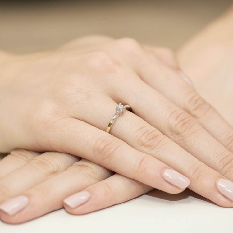 Pierścionek z różowego złota z diamentami  - próba 585 0,22CT PV-214C