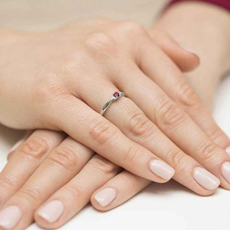 Pierścionek z różowego złota z rubinem - próba 585 0,18CT PV-199CR