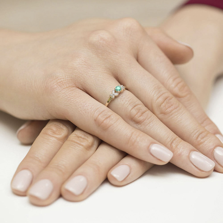 Pierścionek z białego złota ze szmaragdem - próba 585 0,17CT PV-165BSZ