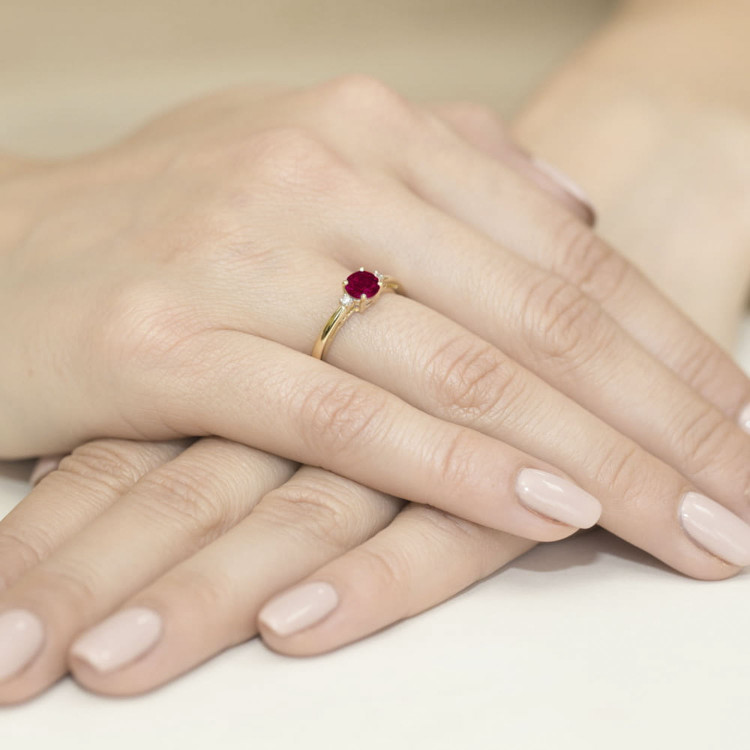 Pierścionek z żółtego złota z granatem - próba 585 0,629CT PV-215AG
