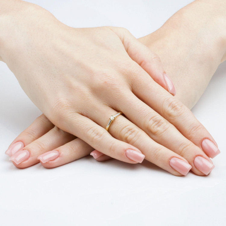 Pierścionek z żółtego złota z diamentami  - próba 585 0,19CT PV-180A