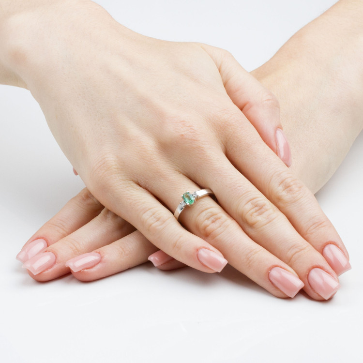 Pierścionek z białego złota ze szmaragdem - próba 585 0,48CT PV-063BSZ