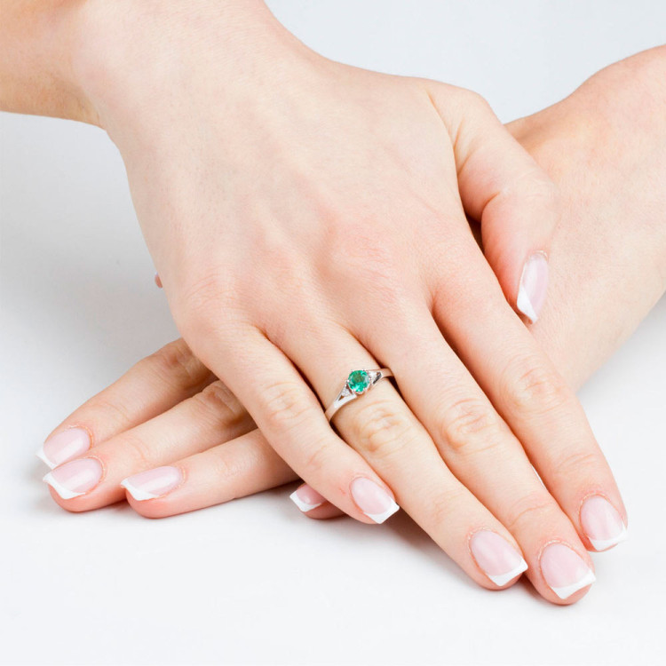Pierścionek ze złota ze szmaragdem i diamentami
