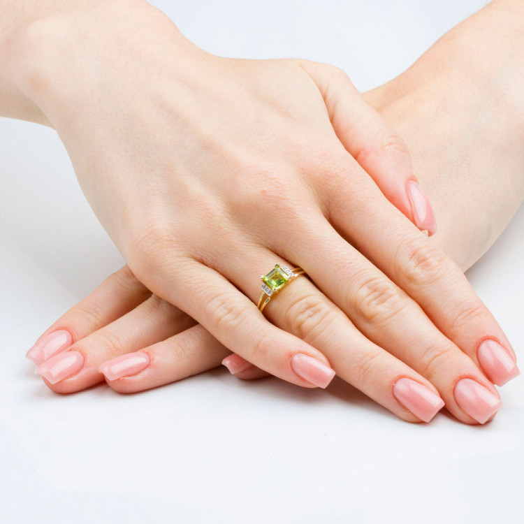 Pierścionek z różowego złota z oliwinem - próba 585 1,13CT PV-113CO
