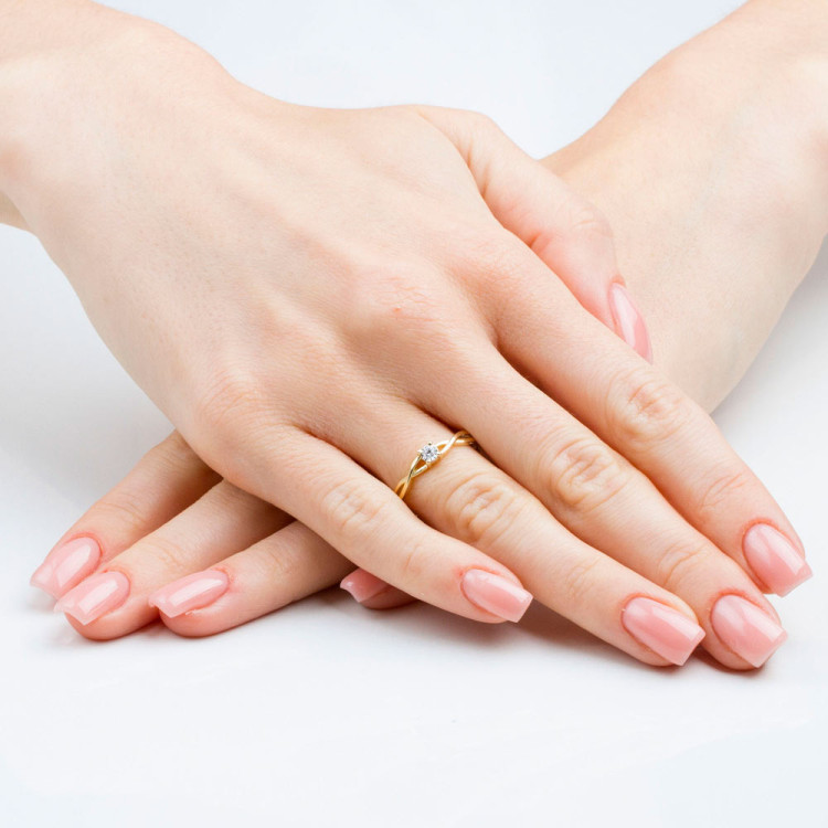 Pierścionek z żółtego złota z diamentem - próba 585 0,03CT PV-174A