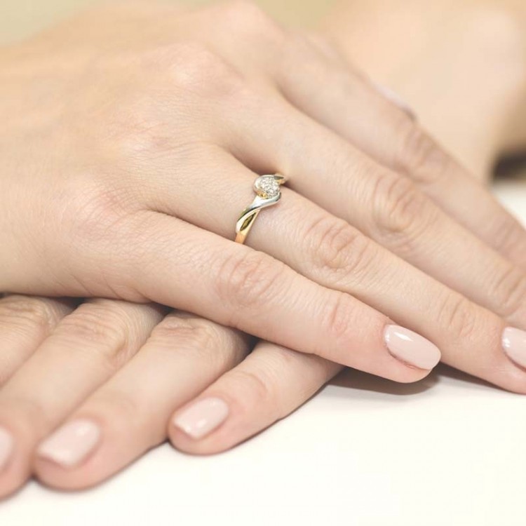 Pierścionek z białego złota z diamentami  - próba 585 0,08CT PV-211B