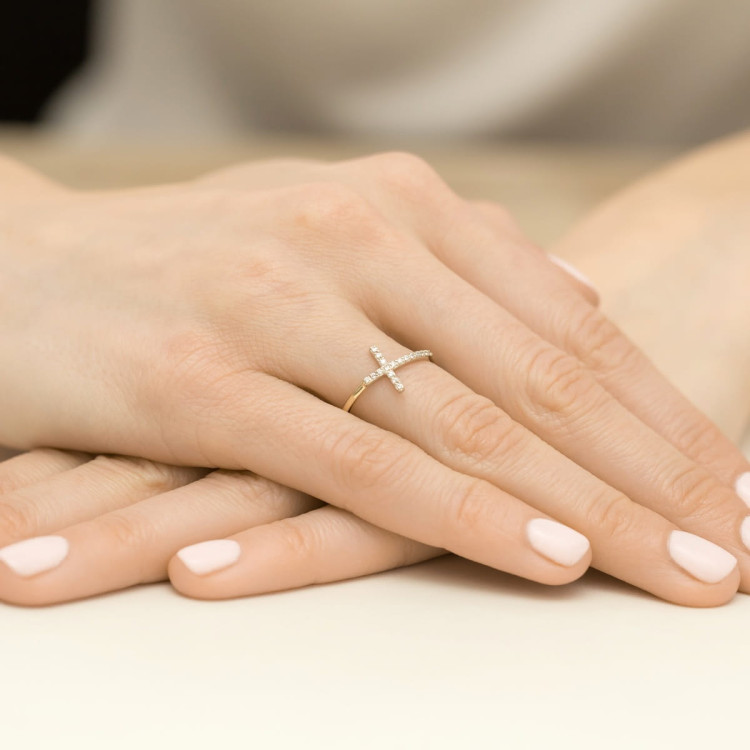 Pierścionek z żółtego złota z diamentami - próba 585 0,09CT W-636A