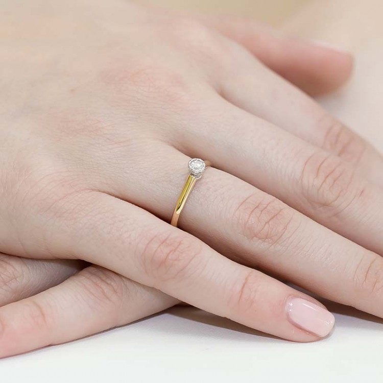 Pierścionek z żółtego złota z diamentem - próba 585 0,13CT W-042A